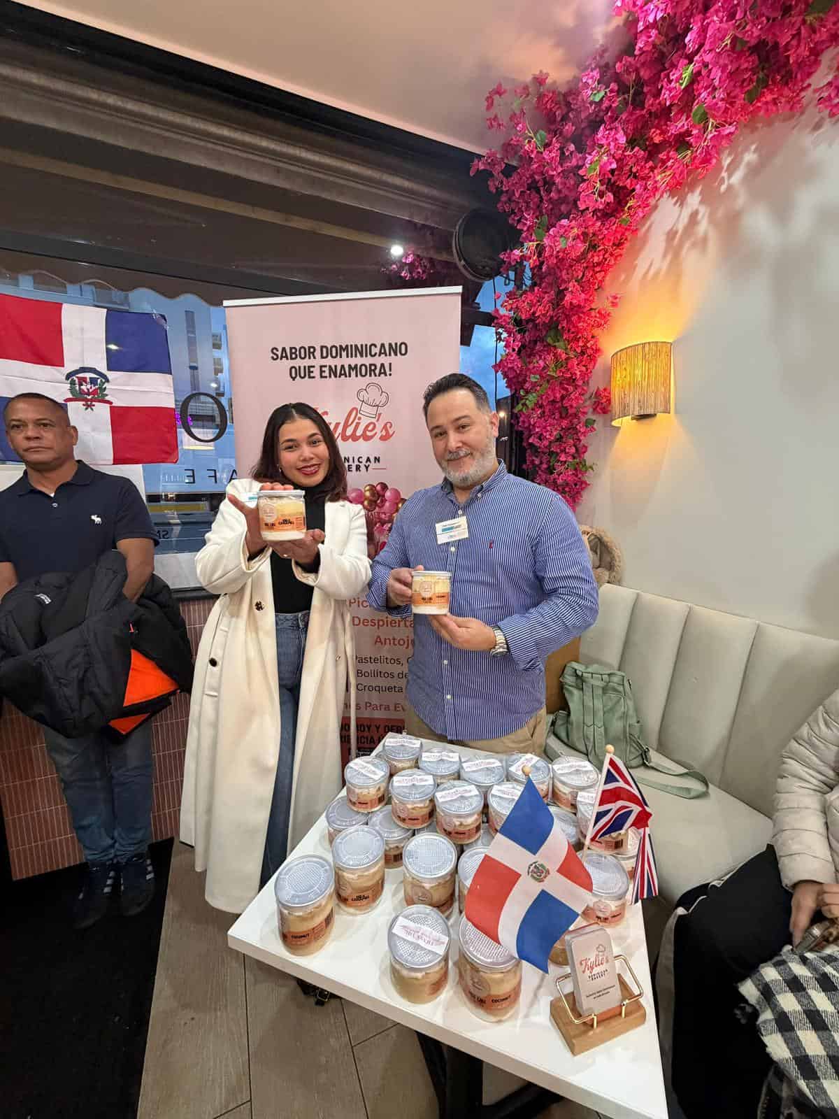 Los socios de Kylie's Dominican Bakery muestran su producto tres leches en frascos.