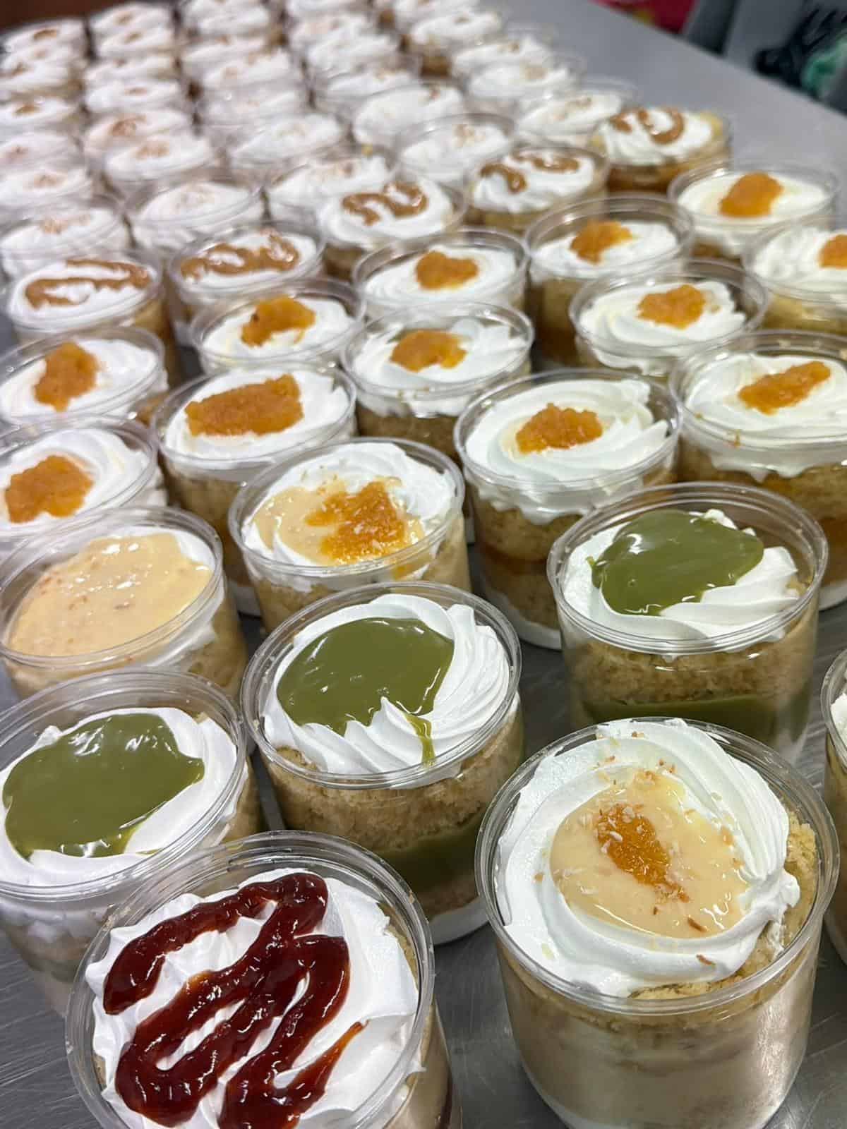 Frascos de tres leches listos para ser despachados a diferentes puntos del pa&iacute;s desde el local de la reposter&iacute;a en Londres. 