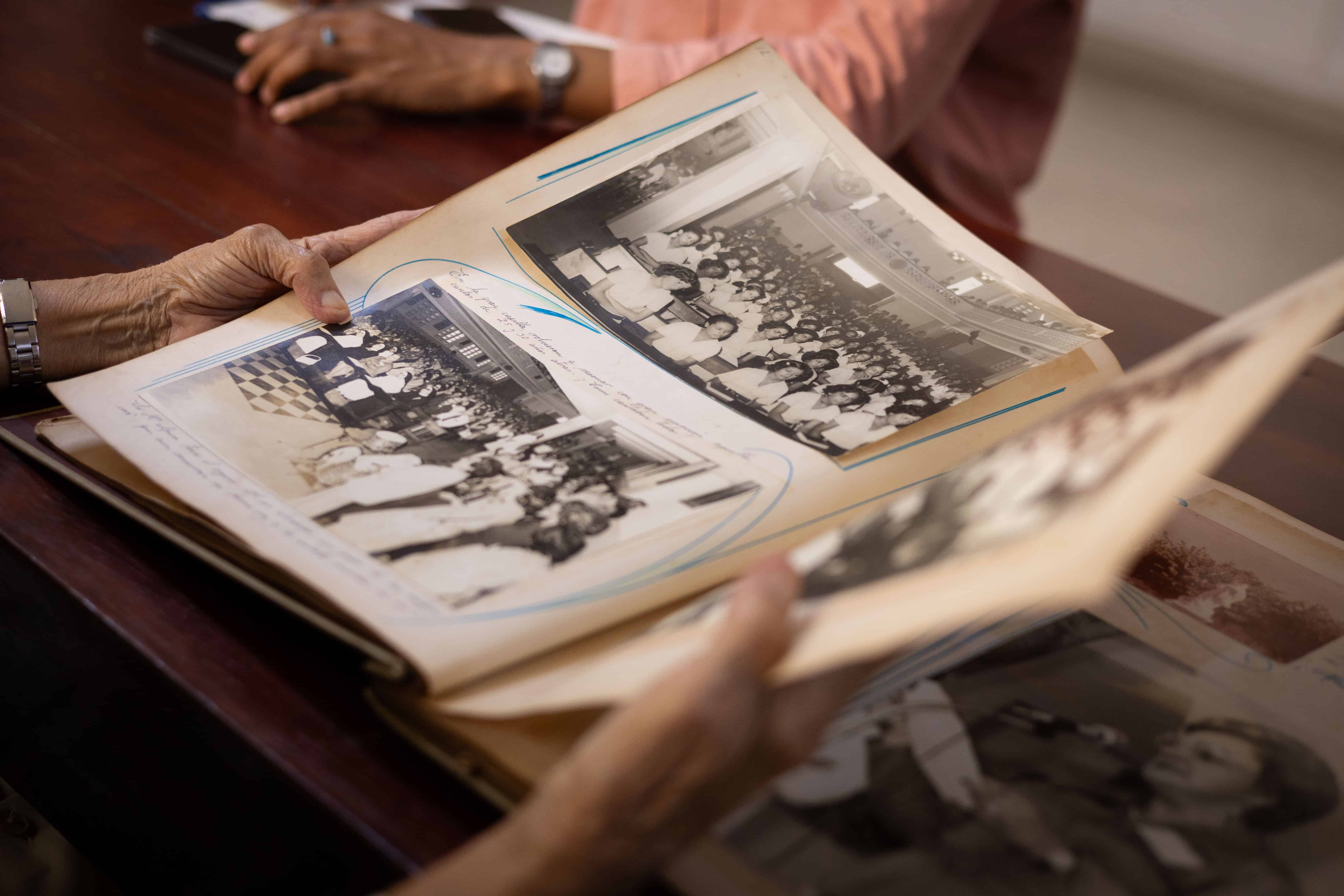 Parte de los archivos del Colegio Inmaculada Concepci&oacute;n, en los que se muestra a las diferentes promociones de ni&ntilde;as internas.