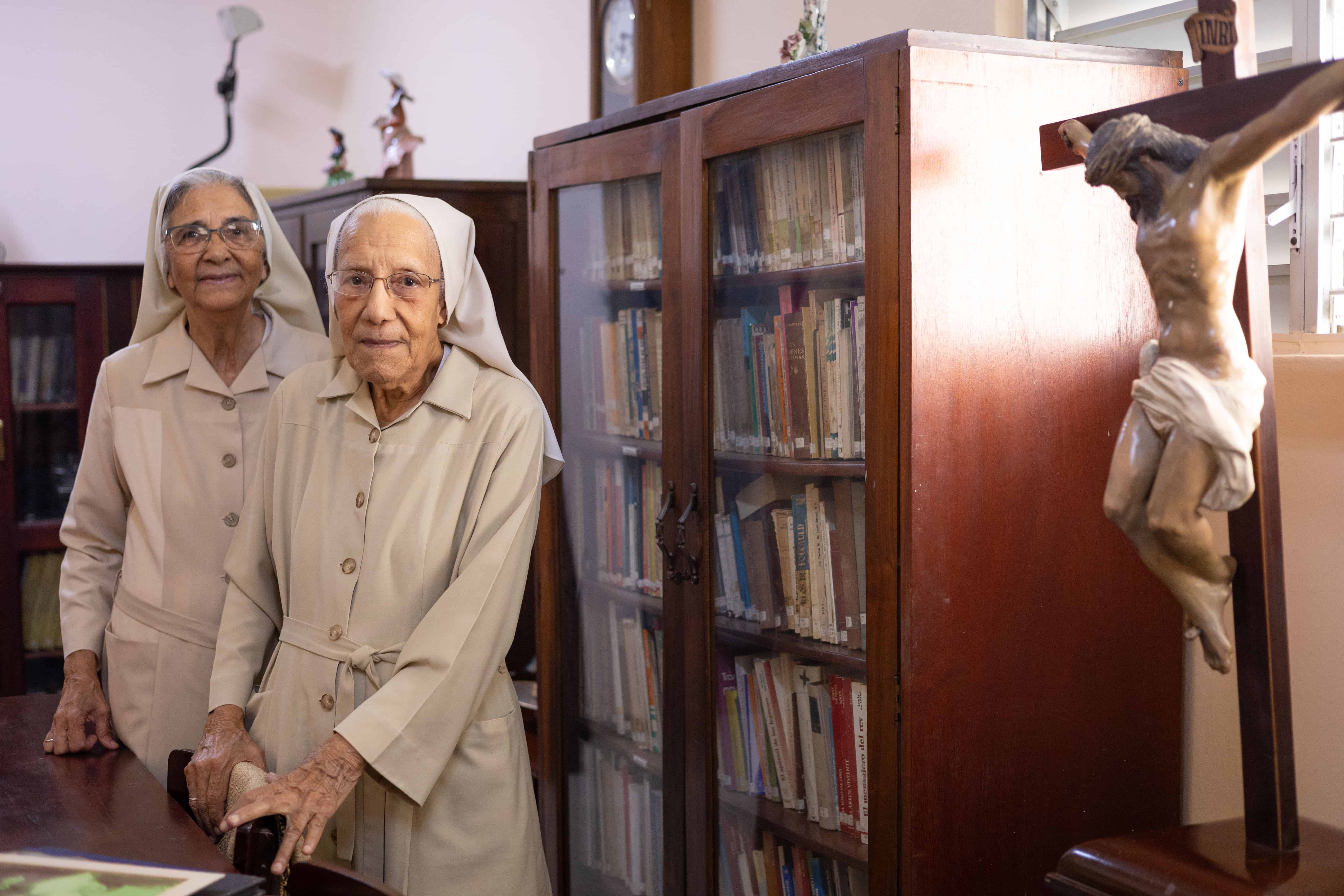 Sor Altagracia (izquierda) y Sor Josefa, dos religiosas del Colegio Inmaculada Concepci&oacute;n.