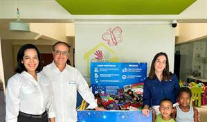 Auto Asesores entrega juguetes a la Facci