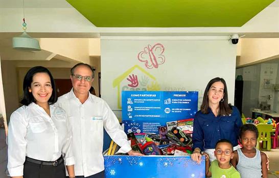 Auto Asesores entrega juguetes a la Facci