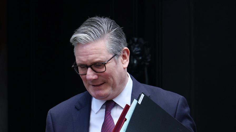 Starmer dice estar arrepentido por haber cre&iacute;do las mentiras de Mandelson en caso Epstein