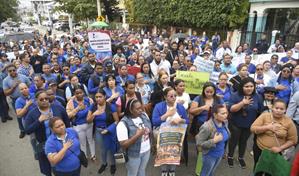 La ADP en Santiago protesta por ataques a docentes y suspenden docencia en 76 centros