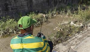 Acera abandonada en la calle Guarocuya pone en riesgo a peatones