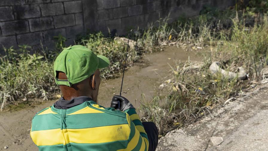 Acera abandonada en la calle Guarocuya pone en riesgo a peatones
