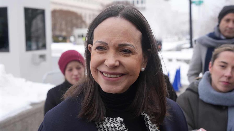 Es falso que María Corina Machado aparezca en una fotografía junto a Jeffrey Epstein