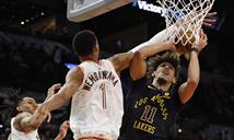 Jaxon Hayes, de los Lakers, sancionado por empujar a la mascota de los Wizards