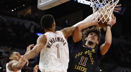 Jaxon Hayes, de los Lakers, sancionado por empujar a la mascota de los Wizards