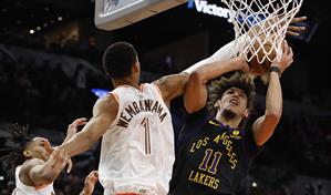 Jaxon Hayes, de los Lakers, sancionado por empujar a la mascota de los Wizards