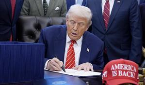 Trump dice que se podr&iacute;a usar un enfoque un poco m&aacute;s suave en los operativos migratorios