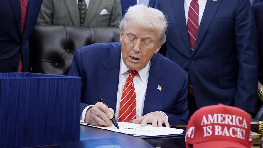 Trump dice que se podr&iacute;a usar un enfoque un poco m&aacute;s suave en los operativos migratorios