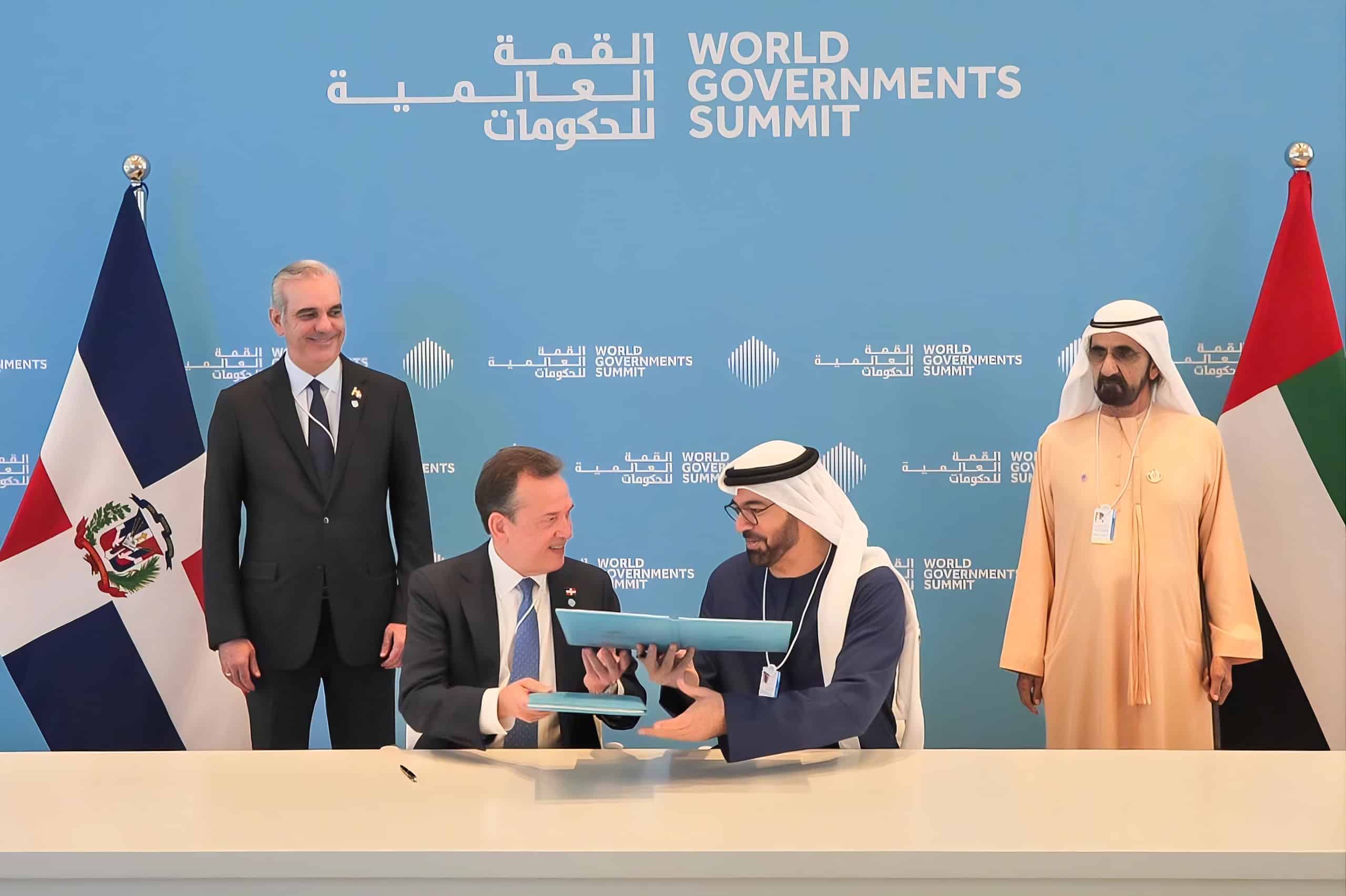 De izquierda a derecha: el presidente Luis Abinader; el ministro Víctor Bisonó; el ministro de Asuntos del Gabinete y presidente de la Organización del World Governments Summit, H. E. Mohammad Abdullah Al Gergawi; y el primer ministro de los Emiratos Árabes Unidos y gobernante del Emirato de Dubái, Sheikh Mohammed bin Rashid Al Maktoum, en la firma de un acuerdo para establecer diálogo regional en República Dominicana el 5 de febrero de 2026.