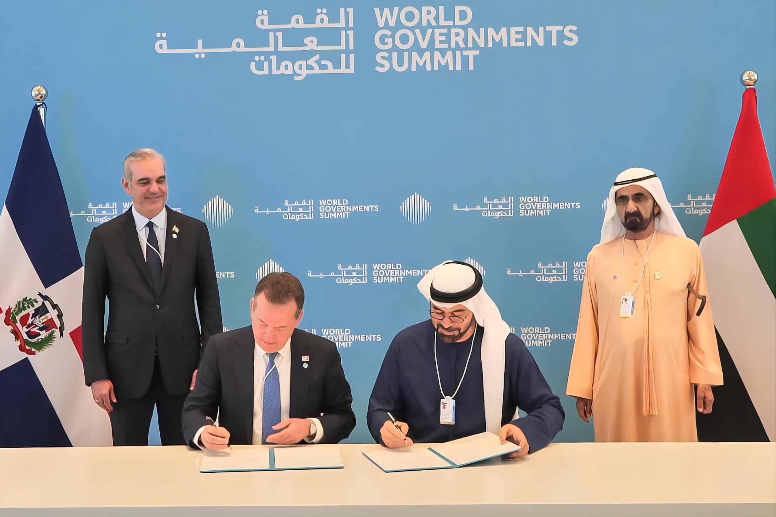 De izquierda a derecha: el presidente Luis Abinader; el ministro Víctor Bisonó; el ministro de Asuntos del Gabinete y presidente de la Organización del World Governments Summit, H. E. Mohammad Abdullah Al Gergawi; y el primer ministro de los Emiratos Árabes Unidos y gobernante del Emirato de Dubái, Sheikh Mohammed bin Rashid Al Maktoum, en la firma de un acuerdo para establecer diálogo regional en República Dominicana el 5 de febrero de 2026.