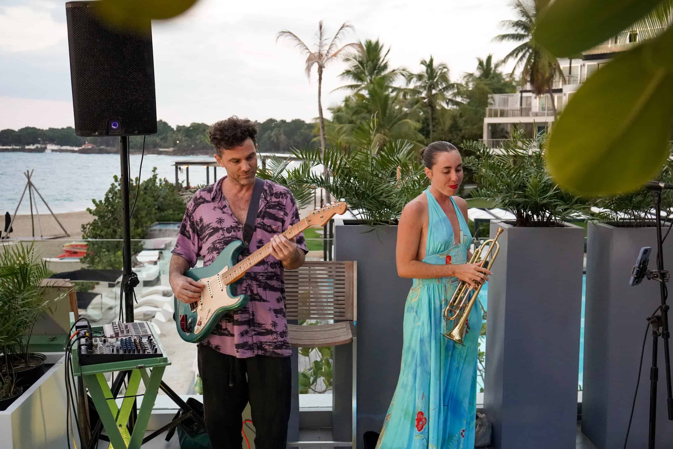 La artista Lena Dardelet ameniz&oacute; la noche con su repertorio.