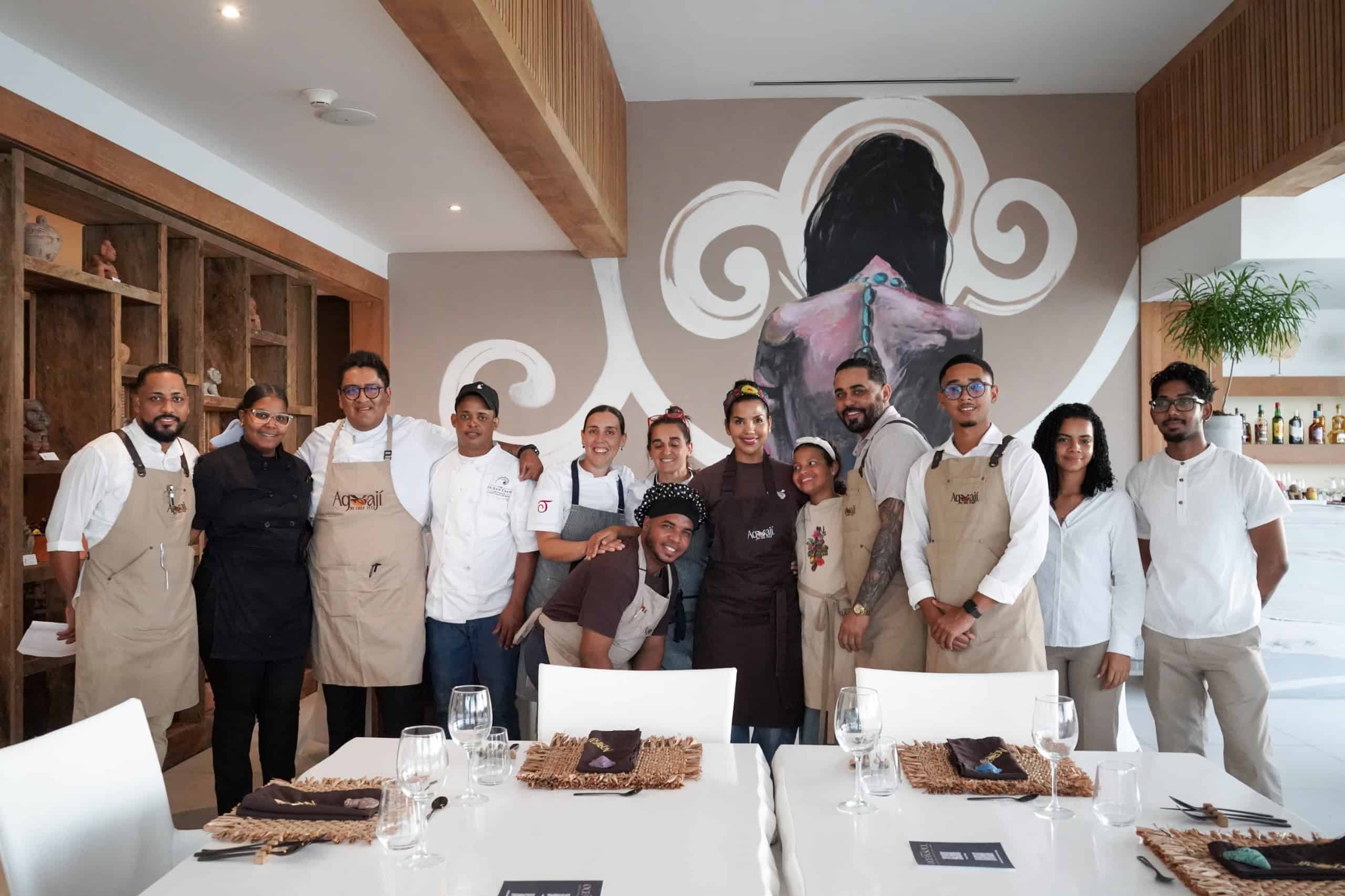 Las chefs Tita Pa&eacute;z y Mar&iacute;a Elena Marfet&aacute;n junto al equipo del restaurante Ag&uuml;aj&iacute;.