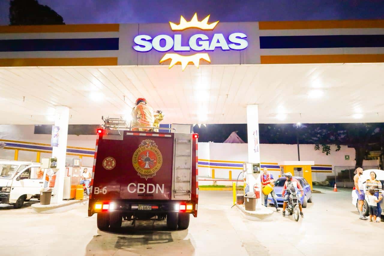 Unidad de bomberos inspecciona estaci&oacute;n de gas propano.