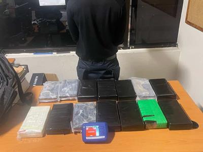 Ocupan 14 paquetes de cocaína a joven croata