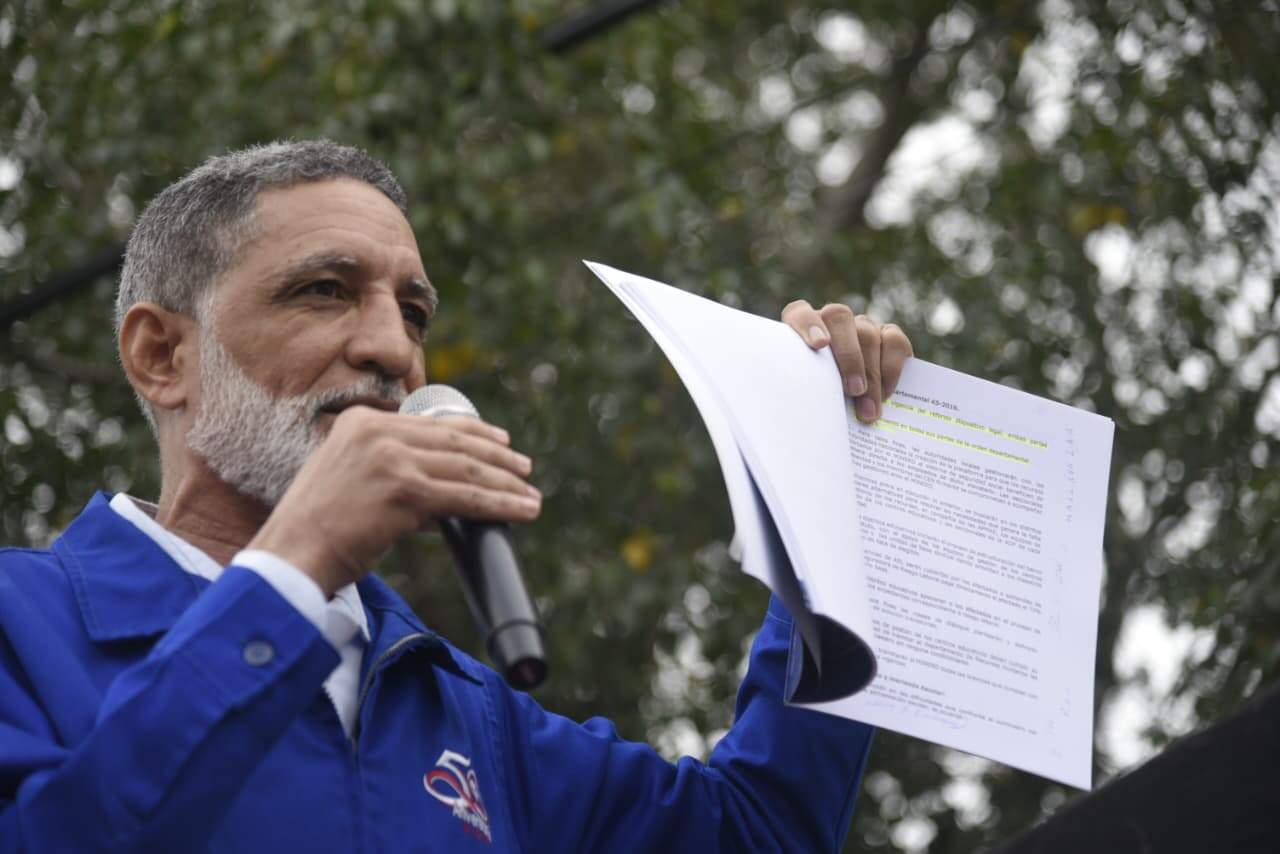 El presidente provincial de la ADP en Santiago, Miguel Jorge, se dirige a los docentes durante la manifestaci&oacute;n realizada frente al Distrito Educativo 08-03