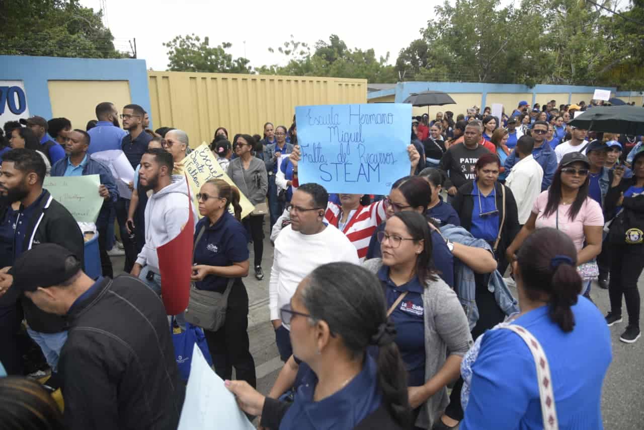 Docentes de la ADP en Santiago participan en la manifestaci&oacute;n frente al Distrito Educativo 08-03, en rechazo a las agresiones contra profesores.