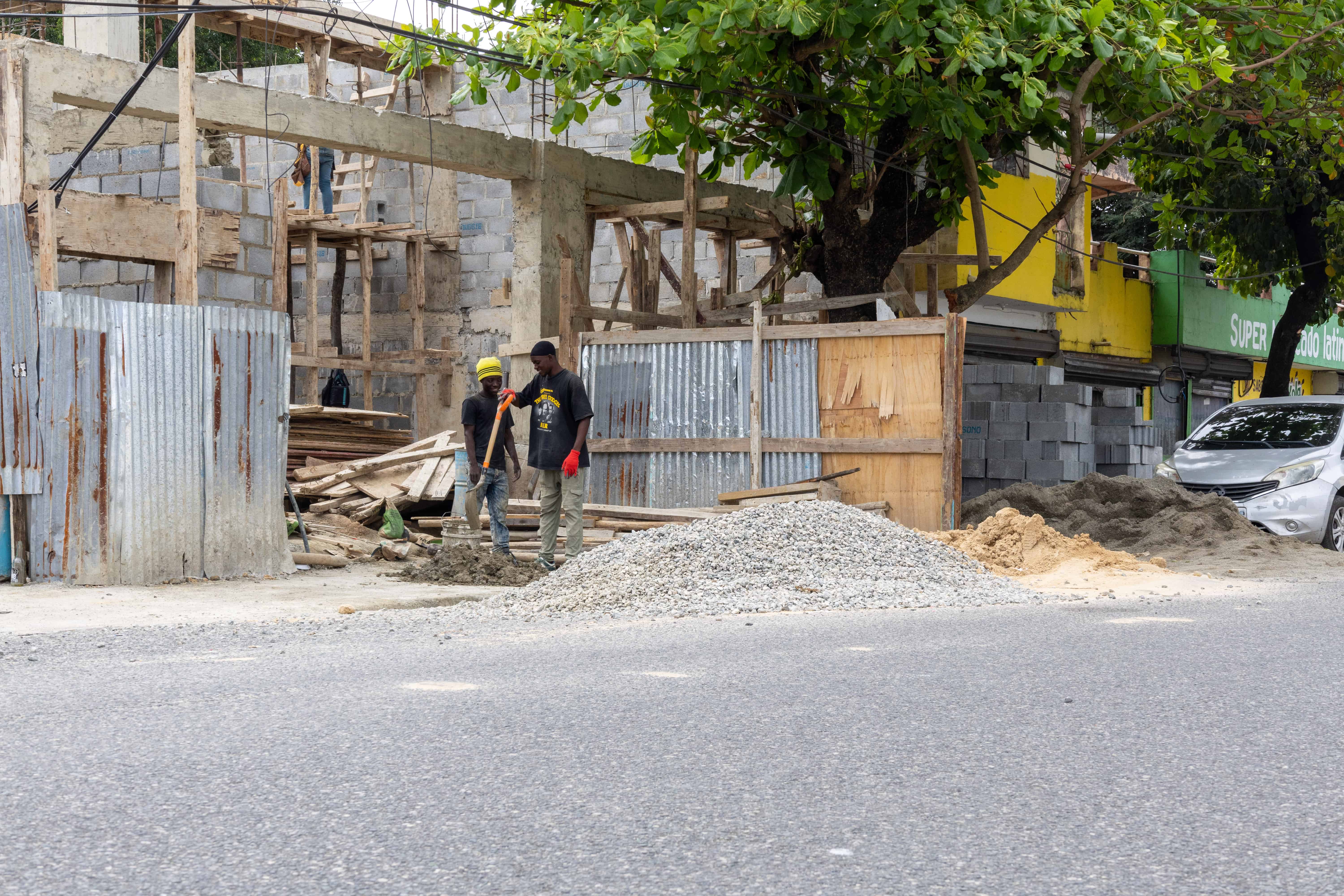 Tambi&eacute;n constructores violan las leyes 63-17 y 176-07 al depositar materiales en las aceras y calles. Esto es en la calle Eduardo Brito, Gualey.