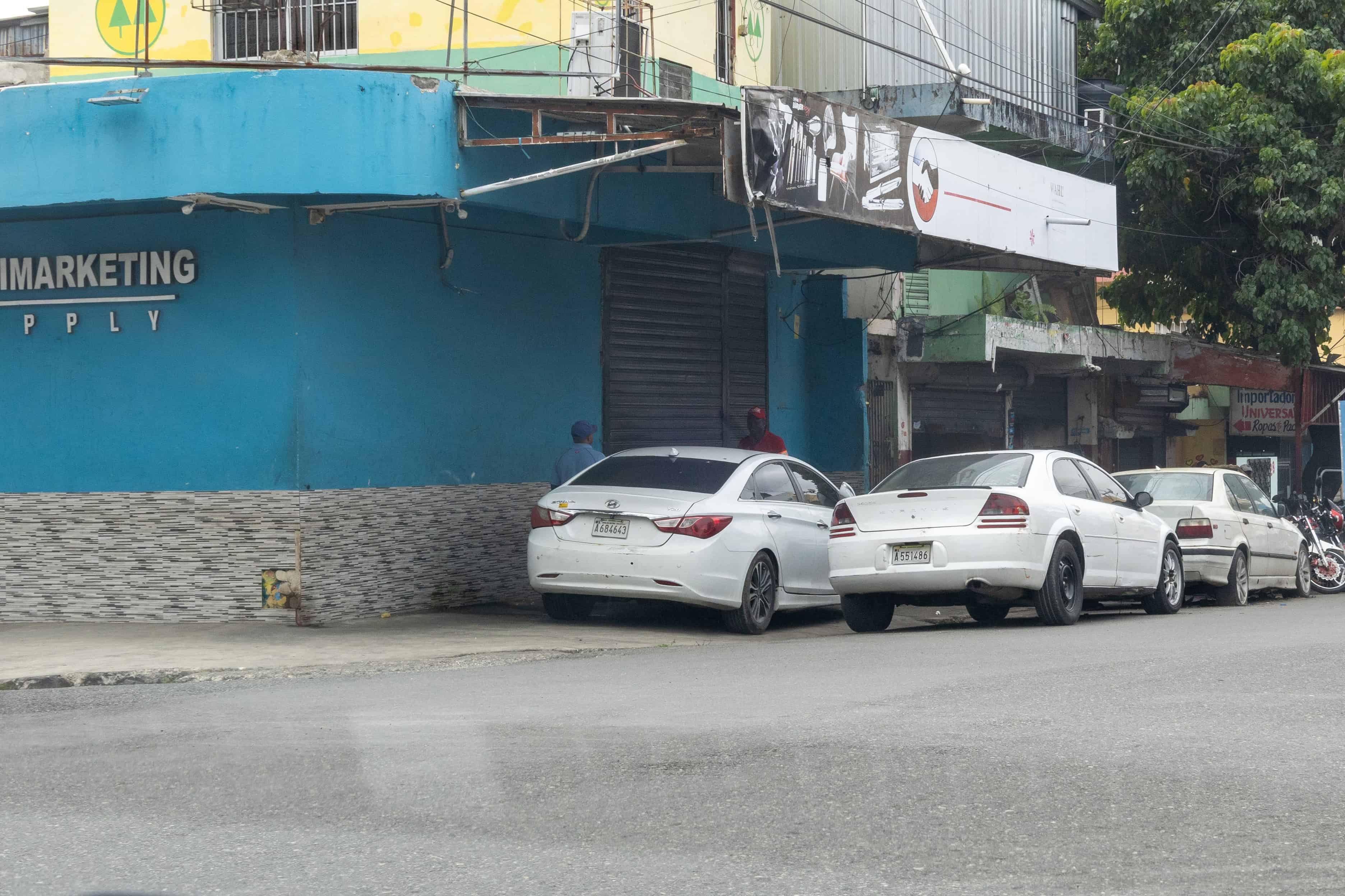 Pese a que la Ley 63-17 lo proh&iacute;be, algunas personas estacionan veh&iacute;culos encima de las aceras como este caso de la antigua central, en el Ensanche Espaillat.