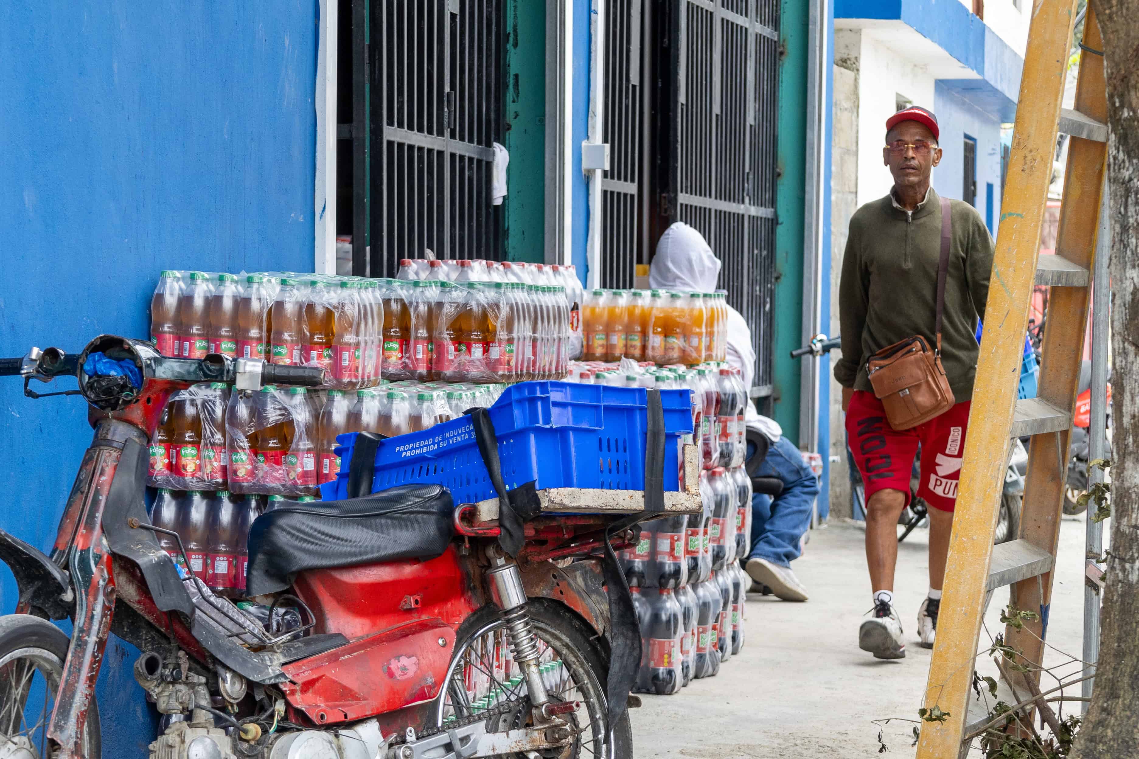 Los peatones apenas tienen por donde caminar en algunas calles.