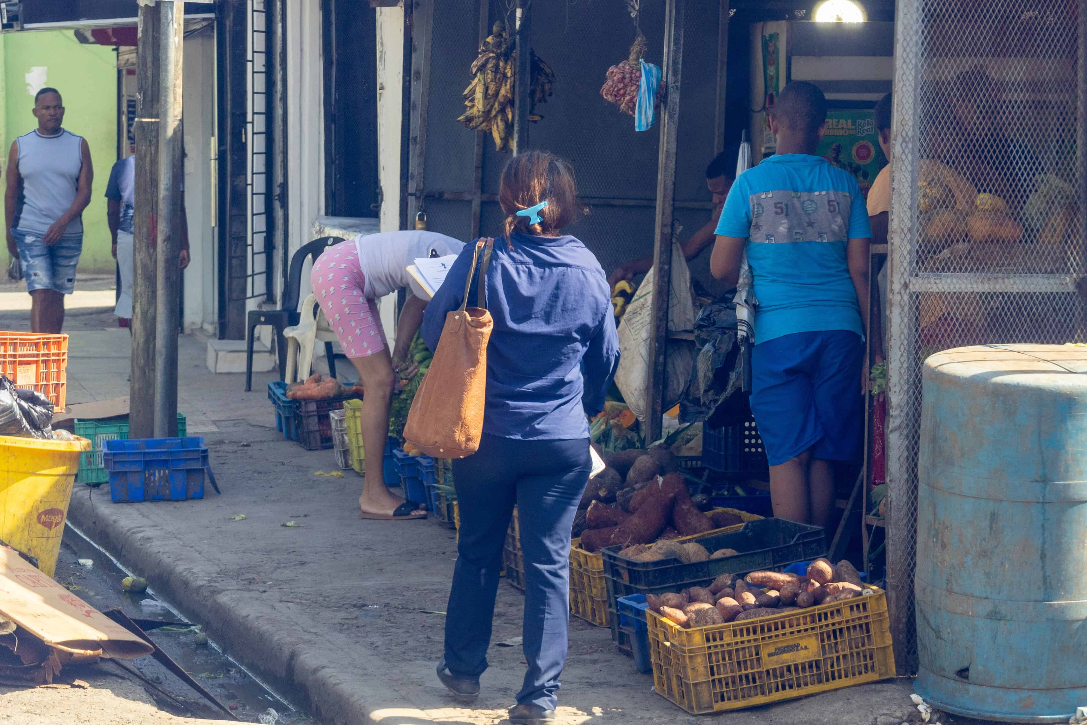 Los peatones son los m&aacute;s afectados por los negocios que ocupan las aceras.