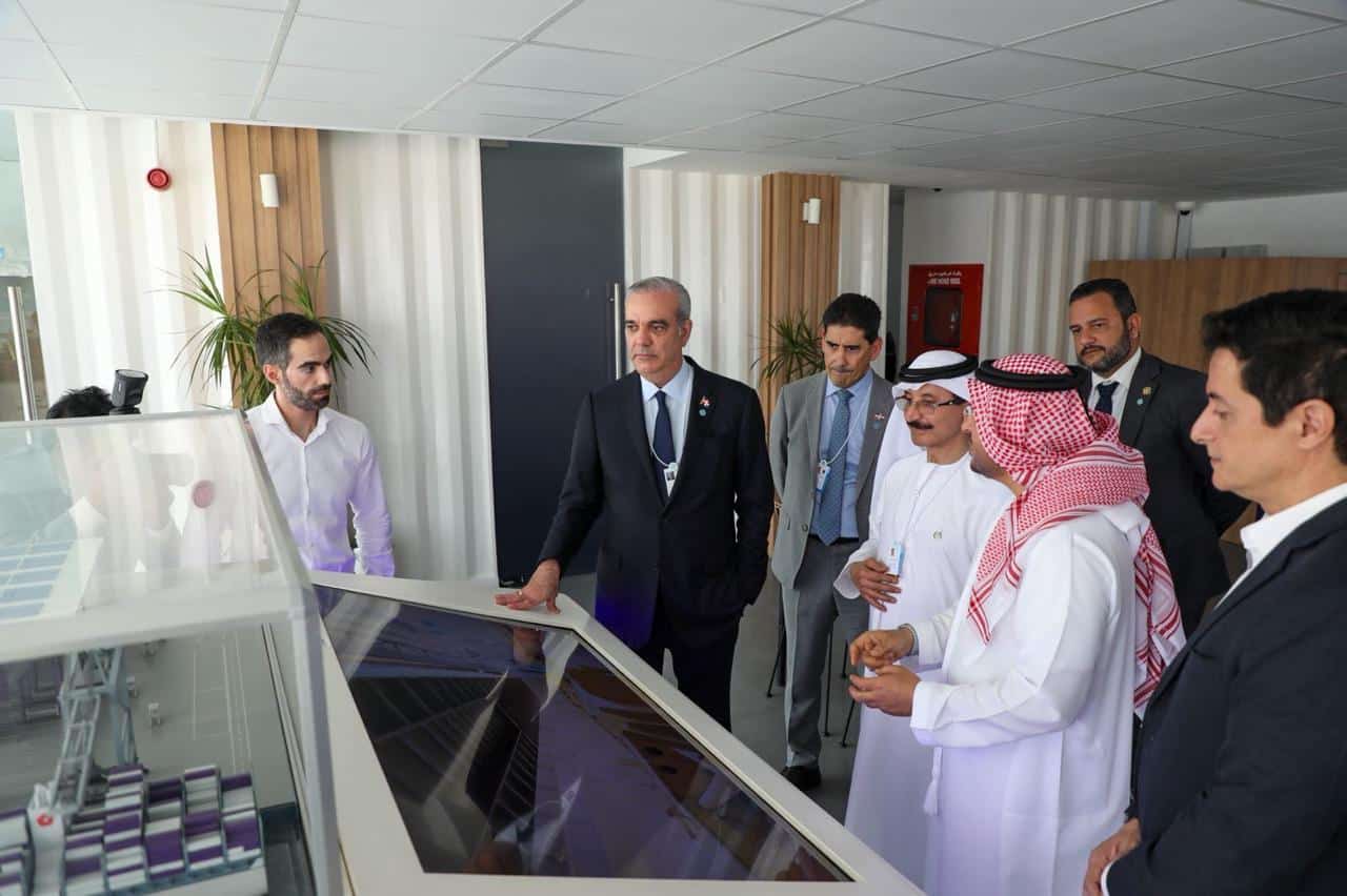 El presidente Abinader realiz&oacute; un recorrido por las instalaciones de DP World.