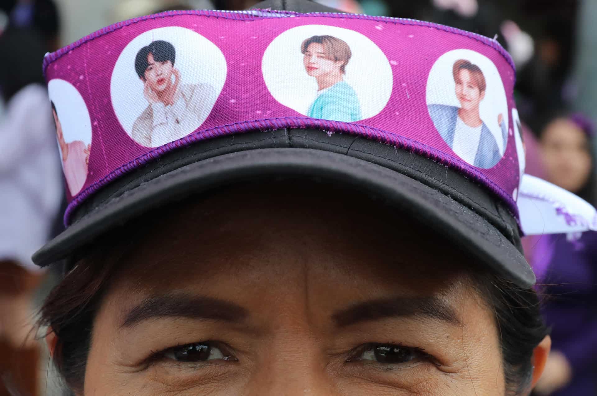  Seguidoras del grupo de k-pop BTS sostienen carteles durante una manifestaci&oacute;n este viernes, en Ciudad de M&eacute;xico (M&eacute;xico).