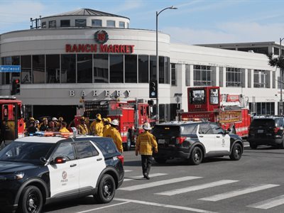 Muertos y heridos al chocar vehículo contra supermercado en LA