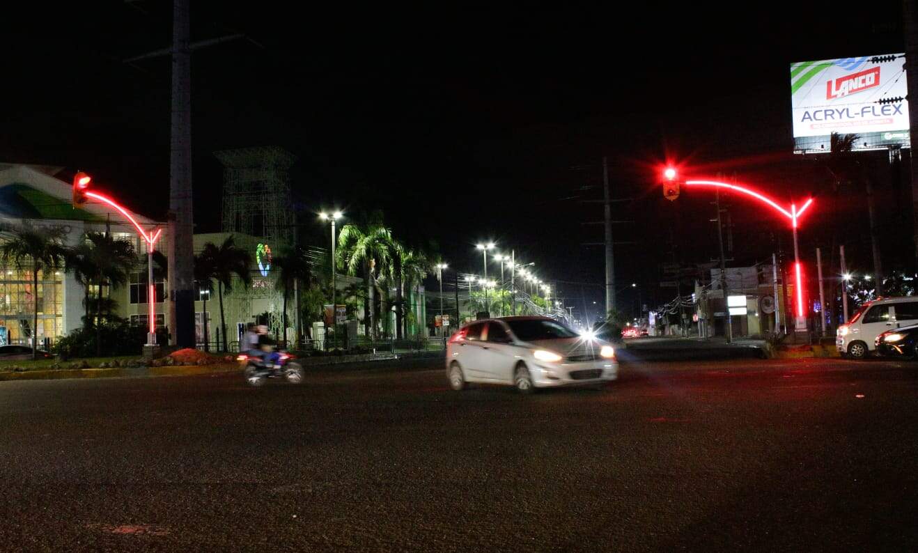 Los semaf&oacute;ros proyectan la luz tanto en la parte vertical como horizontal, para mayor orientaci&oacute;n de conductores y peatones. 