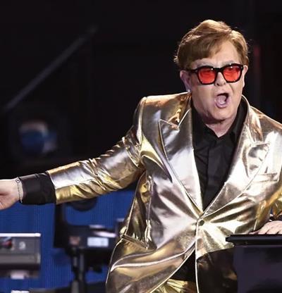 Elton John denuncia al Mail por revelar datos de su salud y el nacimiento de su hijo