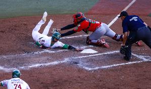 Escogido pierde el invicto tras remontada de los Tomateros de Culiac&aacute;n