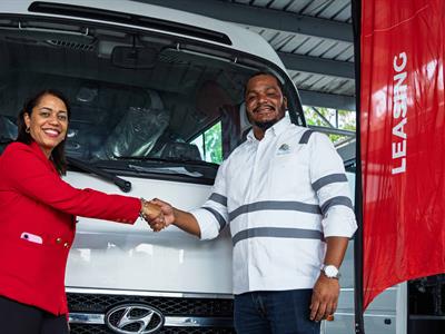 Leasing Avis y Magna entregan flota vehicular a Ovando Tours