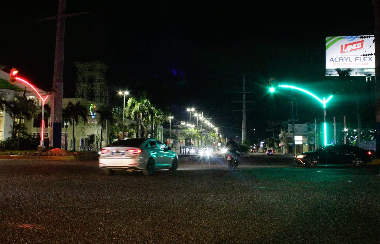 Sem&aacute;foro inteligente en la intersecci&oacute;n de la avenida San Vicente de Pa&uacute;l con Mella.&nbsp;