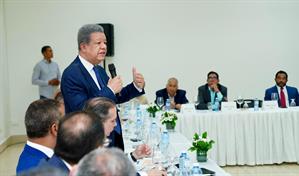 Leonel Fern&aacute;ndez se re&uacute;ne con industriales y comerciantes en Santiago