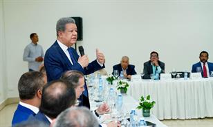 Leonel Fern&aacute;ndez se re&uacute;ne con industriales y comerciantes en Santiago