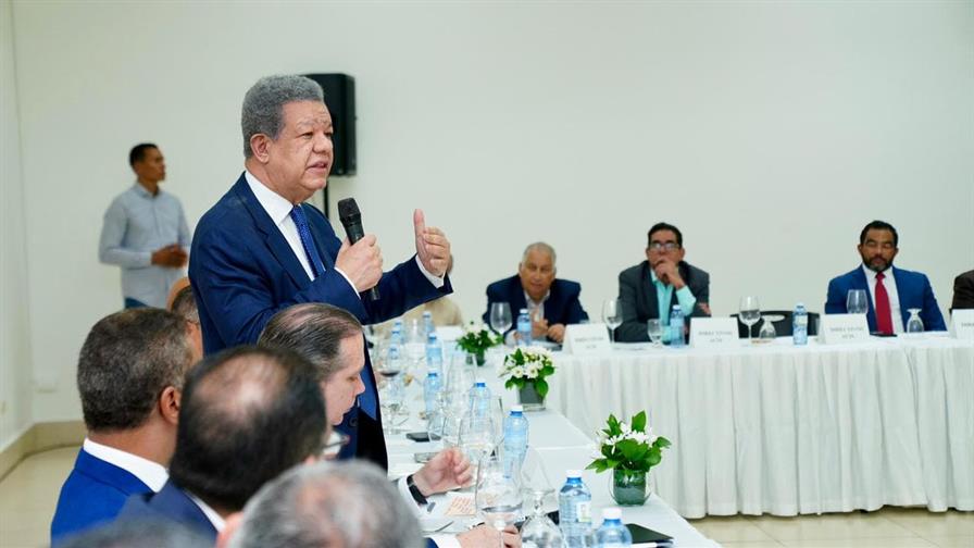 Leonel Fern&aacute;ndez se re&uacute;ne con industriales y comerciantes en Santiago