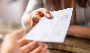 El uso de los cheques disminuye en casi un 60 % en la &uacute;ltima d&eacute;cada