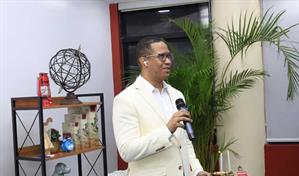 Beli&eacute; Beltr&aacute;n presenta la revista literaria Min&uacute;scula