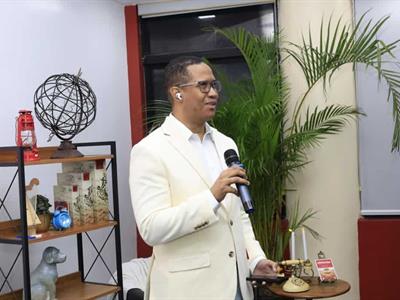 Belié Beltrán presenta la revista  "Minúscula"