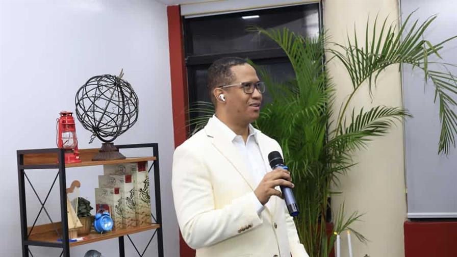 Beli&eacute; Beltr&aacute;n presenta la revista literaria Min&uacute;scula