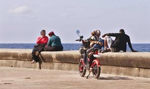 Cuba empieza a cerrar hoteles y reubicar turistas ante el desabastecimiento de combustible