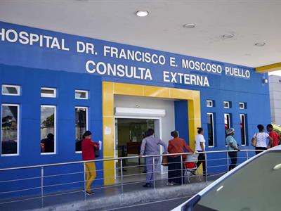 Familiares de paciente atacan a seguridad  en el Moscoso Puello