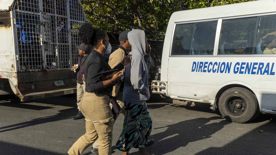 Migración somete a la justicia a un hombre por interferir en operativo en Hato Mayor Migración somete a la justicia a un hombre por interferir en operativo en Hato Mayor