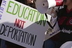 Estudiantes inmigrantes en Mine&aacute;polis recurren a clases virtuales por temor a ser deportados