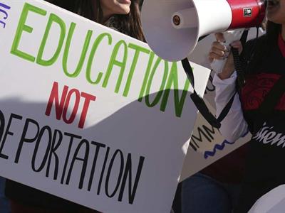 Redadas en Mineápolis obligan a inmigrantes a tomar clases virtuales