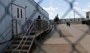 Familias migrantes denuncian encierro insalubre en Texas mientras piden asilo