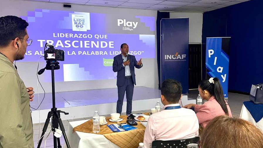 C&eacute;sar Cordero presenta su libro en Guatemala y El Salvador